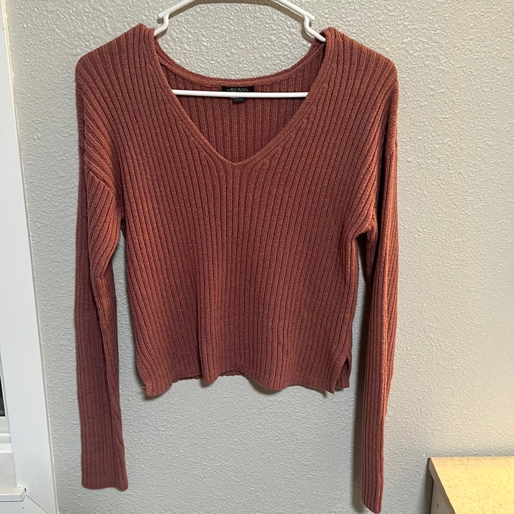 Light cropped sweater/ size medium